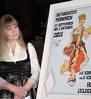 Gabriele Neff neben dem auf Drittplazierten Plakatmotiv von David Soukup und Damian Kuszmierczyk (©Foto: Martin Schmitz)